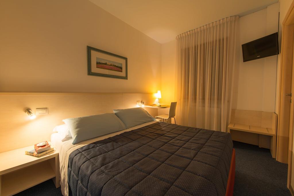 Hotel Erika Малчезине Стая снимка