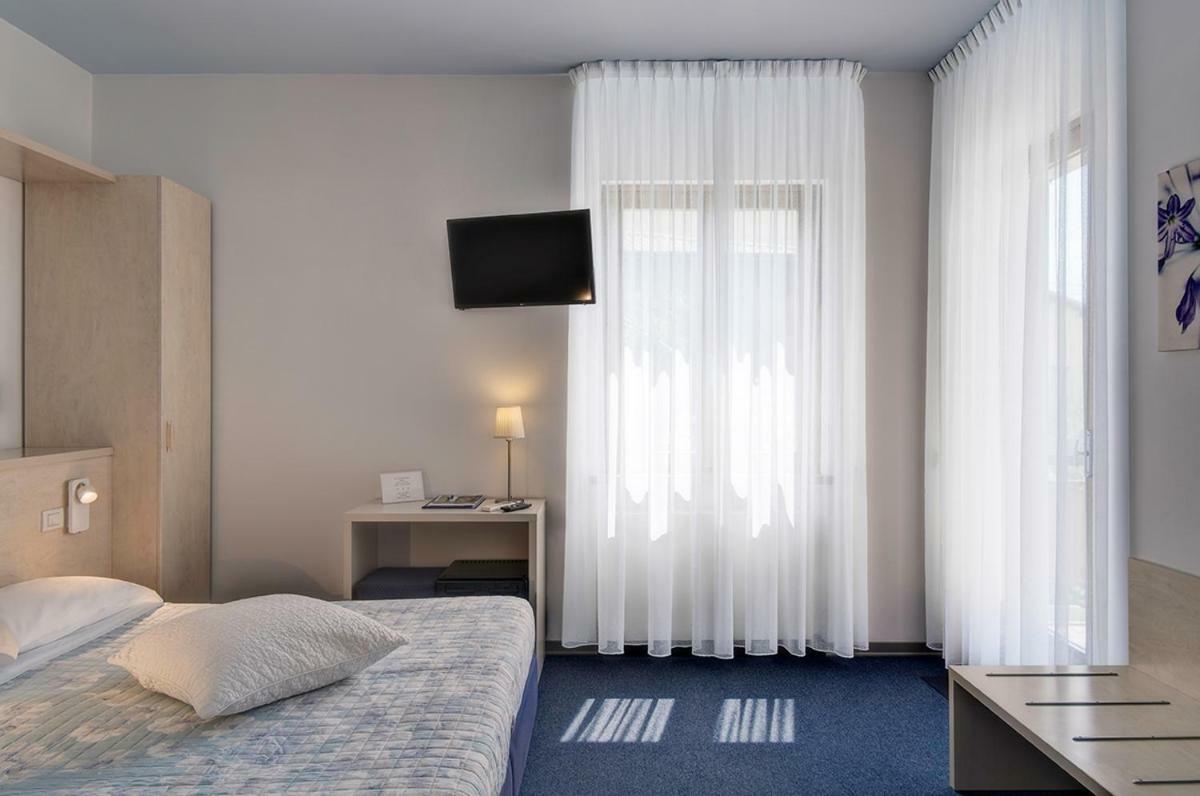 Hotel Erika Малчезине Екстериор снимка
