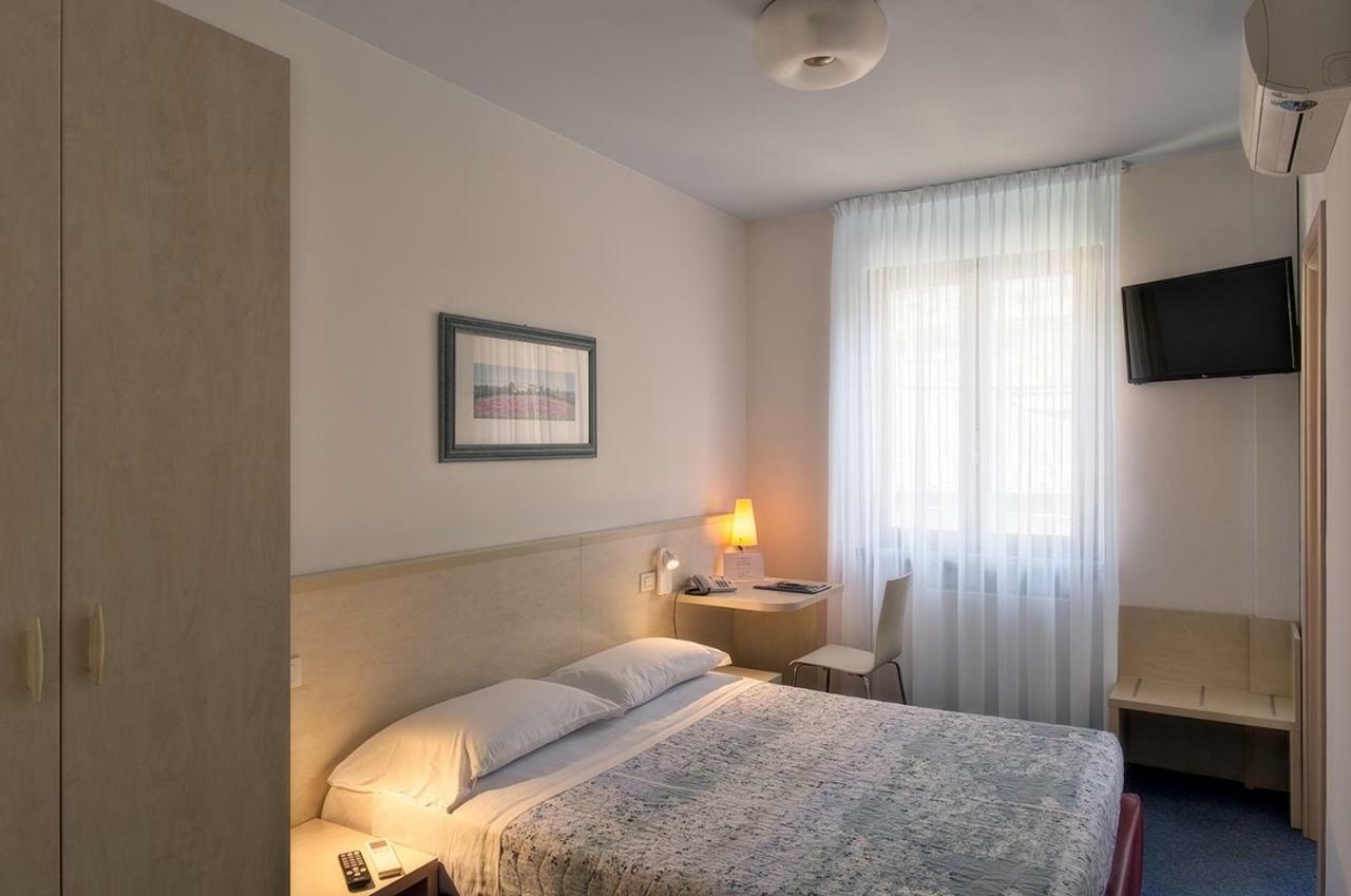Hotel Erika Малчезине Екстериор снимка